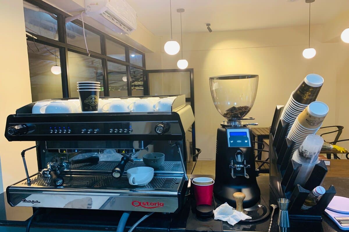 Coffee Koffein setting - professional coffee preparation and service area